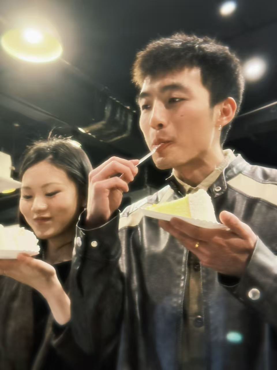 吃我做的生日蛋糕笑的太甜了吧